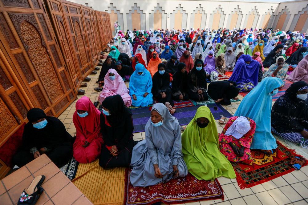 Какой мусульманский праздник сегодня отмечают. Национальные праздники мусульман. Одежда в мечеть для женщин. Мечеть Курбан байрам. Национальная мечеть.