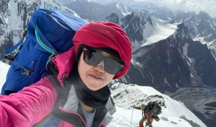 فاطمه سلطانی ۱۸ ساله جوان‌ترین دختر کوه نورد افغان بر فراز قله نوشاخ پامیر