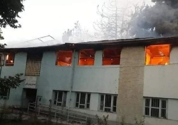 به آتش کشیدن یک مکتب از سوی افراد مسلح ناشناس در تخار