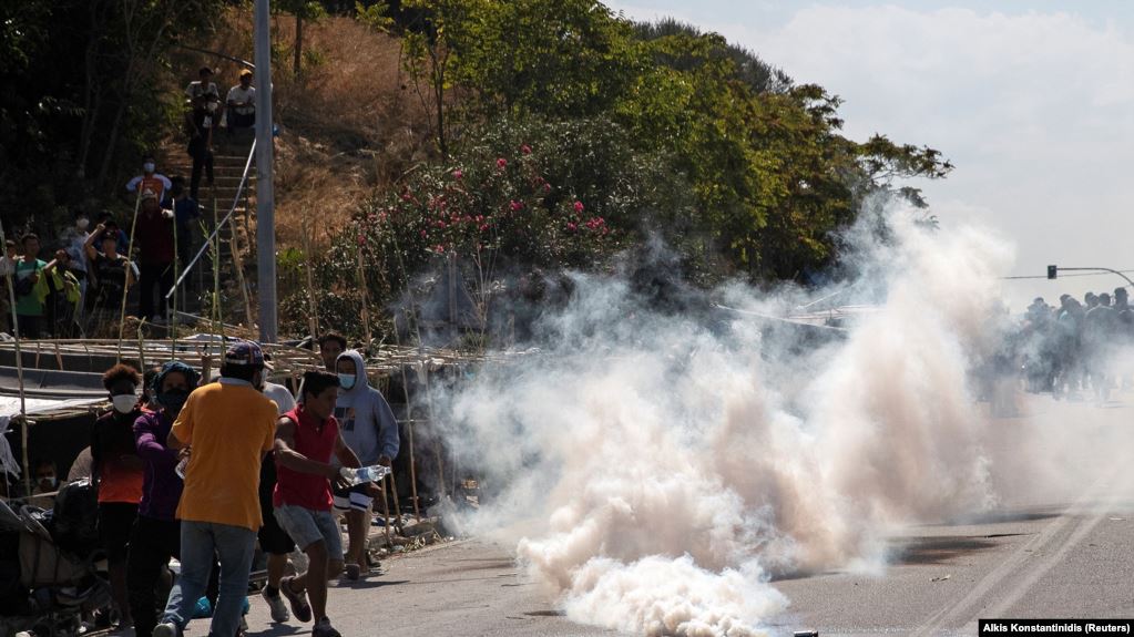 پولیس یونان در برابر پناهجویان معترض از گاز اشک‌آور استفاده کرد
