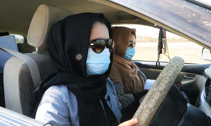 برای نخستین بار ۳۰ خانم در فاریاب جواز رانندگی دریافت کردند