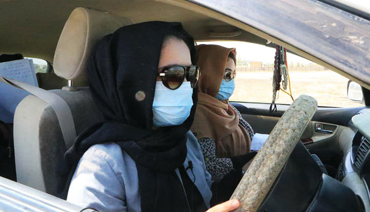 برای نخستین بار ۳۰ خانم در فاریاب جواز رانندگی دریافت کردند