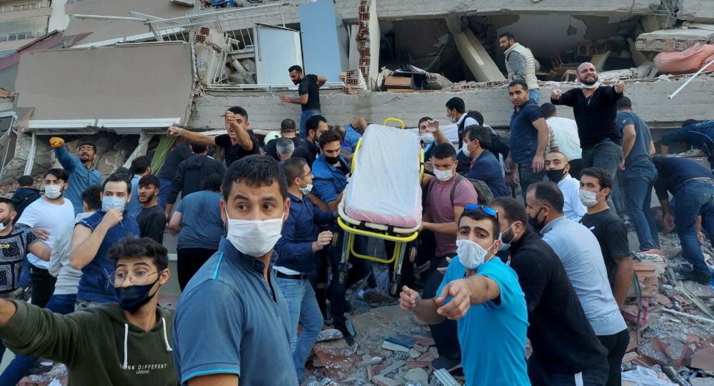 بیرون آوردن ۱۰۰ نفر از زیر آوار در ترکیه