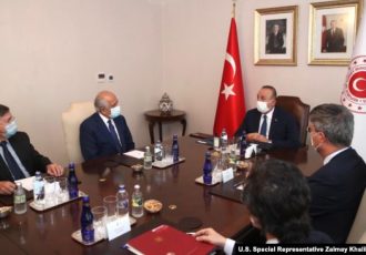خلیل‌زاد با وزیر خارجه ترکیه روی روند صلح افغانستان گفت‌وگو کرد