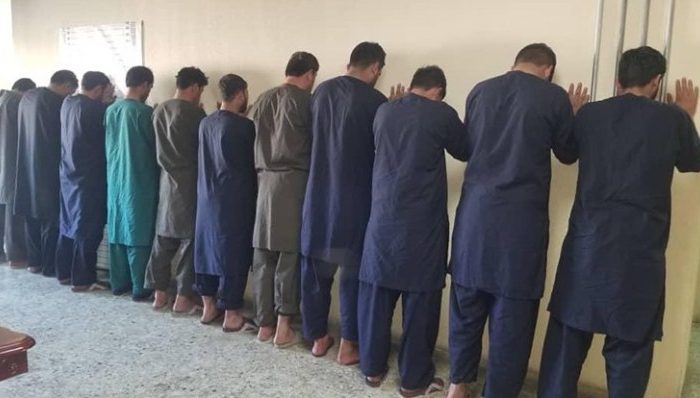 بازداشت یک گروه ۱۱ نفری متهم به اخاذی محموله‌های تجاری در کابل