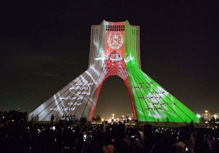برج آزادی در تهران به رسم همدردی، با پرچم افغانستان تزیین شد