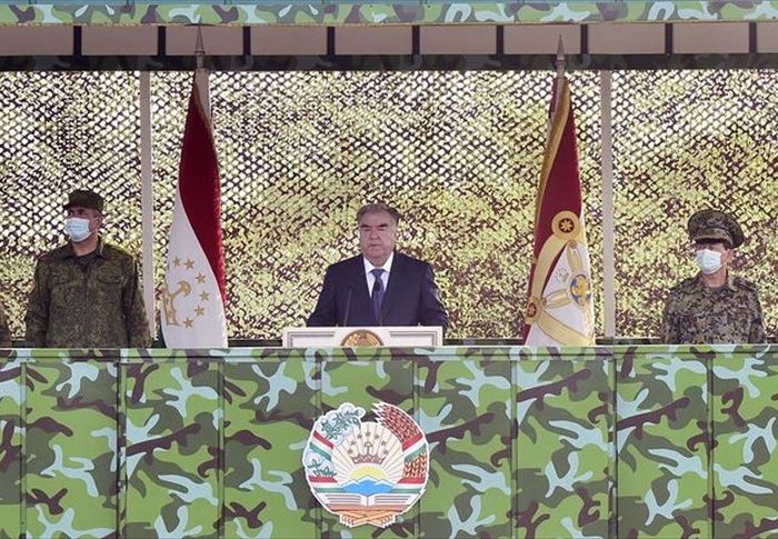 دیدار رییس‌جمهوری تاجیکستان از نظامیان کشورش در مرز با افغانستان