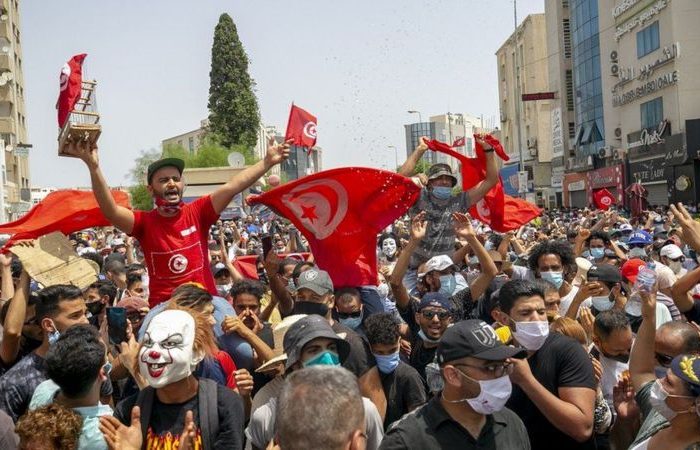 نخست‌وزیر تونس در پی اعتراض‌های گسترده به مدیریت ‌همه‌گیری کویید-۱۹ برکنار شد