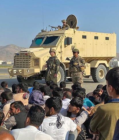نظامیان امریکایی در فرودگاه کابل تیراندازی کردند
