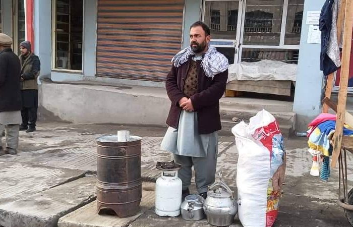 یک خبرنگار در ولایت بدخشان به دلیل فقرو بیکاری اموال خانه اش را بفروش گذاشت