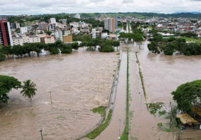 در نتیجه جاری شدن سیلاب در امریکایی جنوبی دها نفر کشته شدند