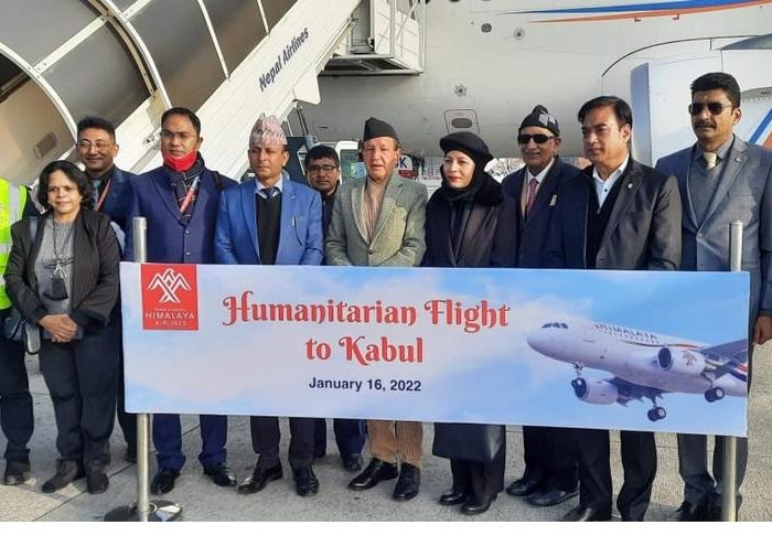 کمک‌های بشردوستانه نیپال برای مردم افغانستان به میدان هوایی کابل رسید