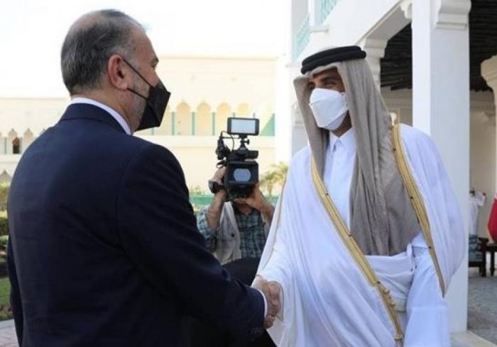 وزیر خارجه جمهوری اسلامی ایران با امیر قطر دیدار کرده است