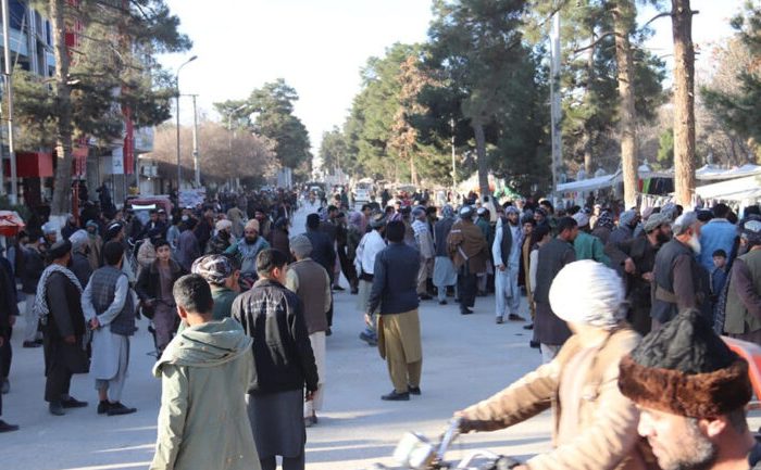 باشندگان فاریاب مبنی بر بازداشت یک فرمانده ازبیک تبار از سوی طالبان تظاهرات کردند