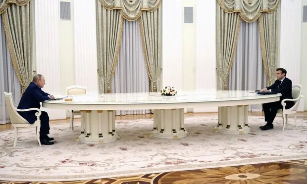 میز بزرگ پوتین به چه منظور بود؟