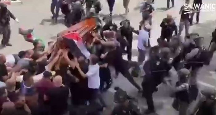 حمله وحشیانه صهیونیست‌ها به مراسم تشییع جنازه خبرنگار شبکه «الجزیره»