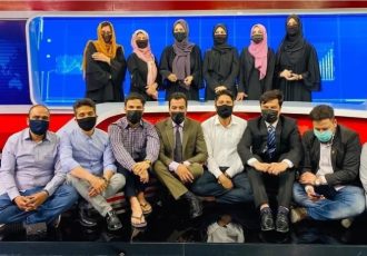 گویندگان مرد شبکه های تلویزیونی افغانستان برای همبستگی با همکاران زن‌‌ خود ماسک زدند