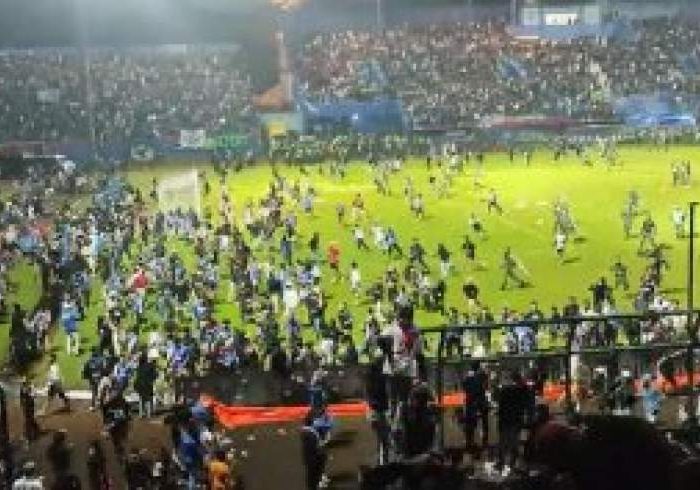 بیش از ۳۵۰ تن کشته و زخمی در مسابقه فوتبال اندونیزیا