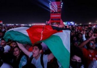 تماشگران جام جهانی با بازوبندهایی به یاد فلسطین + فیلم