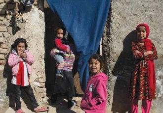 بیش از نیم مردم افغانستان در خانه‌های نیمه آسیب پذیر زندگی می‌کنند