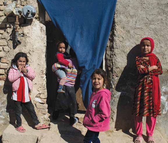 بیش از نیم مردم افغانستان در خانه‌های نیمه آسیب پذیر زندگی می‌کنند
