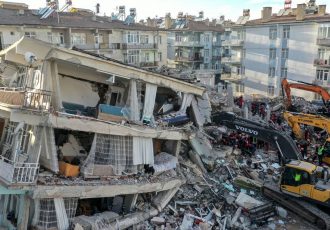 افزایش تعداد کشته های زلزله در سوریه و ترکیه به بیش از ۸۲۰۰ نفر