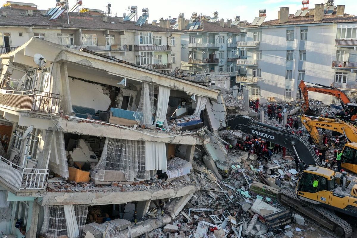 افزایش تعداد کشته های زلزله در سوریه و ترکیه به بیش از ۸۲۰۰ نفر
