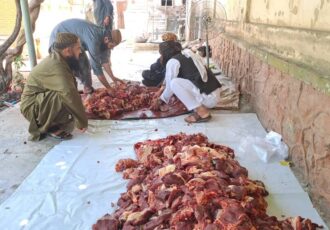 طالبان گوشت قربانی بین مردم پخش کرد