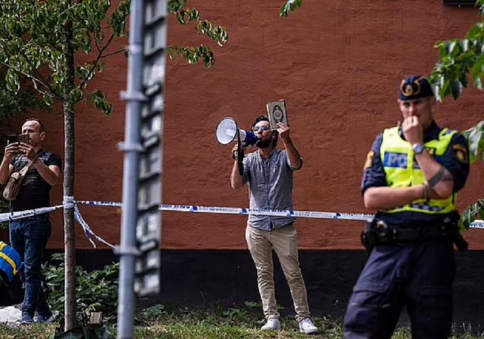 مردی در سویدن یک جلد قرآن را به آتش کشید