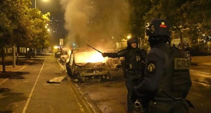 استقرار ۴۵۰۰۰ نیروی پلیس برای سرکوب تظاهرات‌کنندگان در فرانسه
