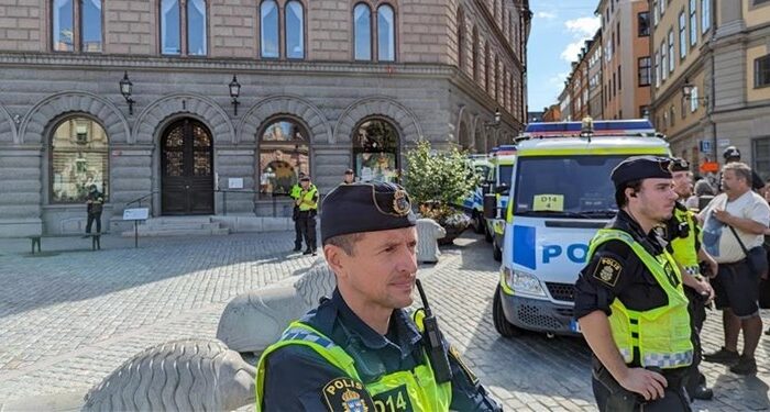 پلیس سویدن زنی را که قصد جلوگیری از اهانت به قرآن داشت بازداشت کرد