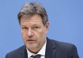 تلاش وزیر اقتصاد آلمان برای توجیه ضعف اقتصادی کشورش