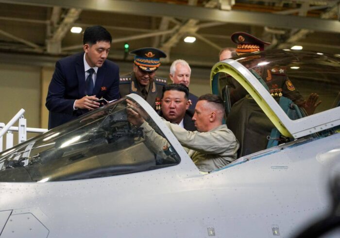 بازدید رهبر کره شمالی از کارخانه ساخت جنگنده سوخو ۳۵ در شرق روسیه+تصاویر