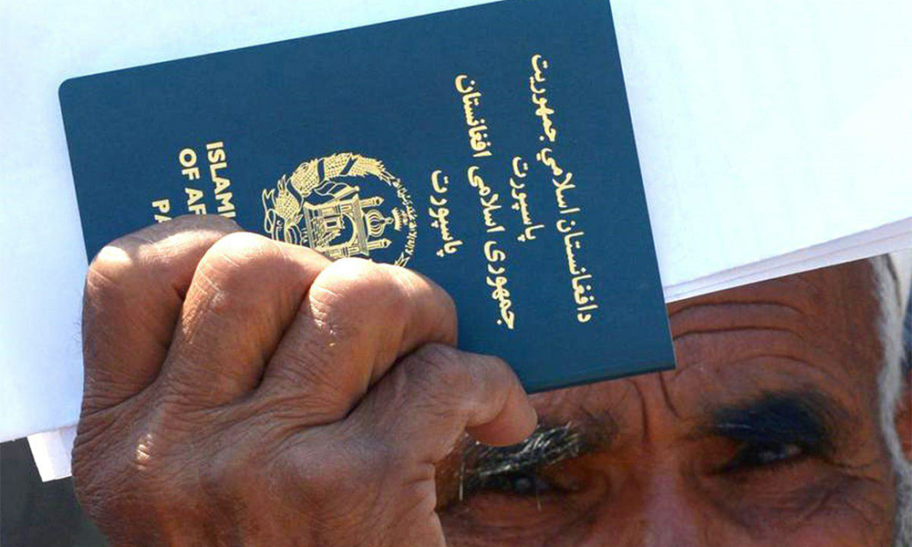 سفارت افغانستان در پاکستان توزیع پاسپورت برای مهاجرین را آغاز کرد