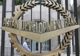 کمک ۴۰۰ میلیون دلاری بانک توسعه آسیایی به افغانستان