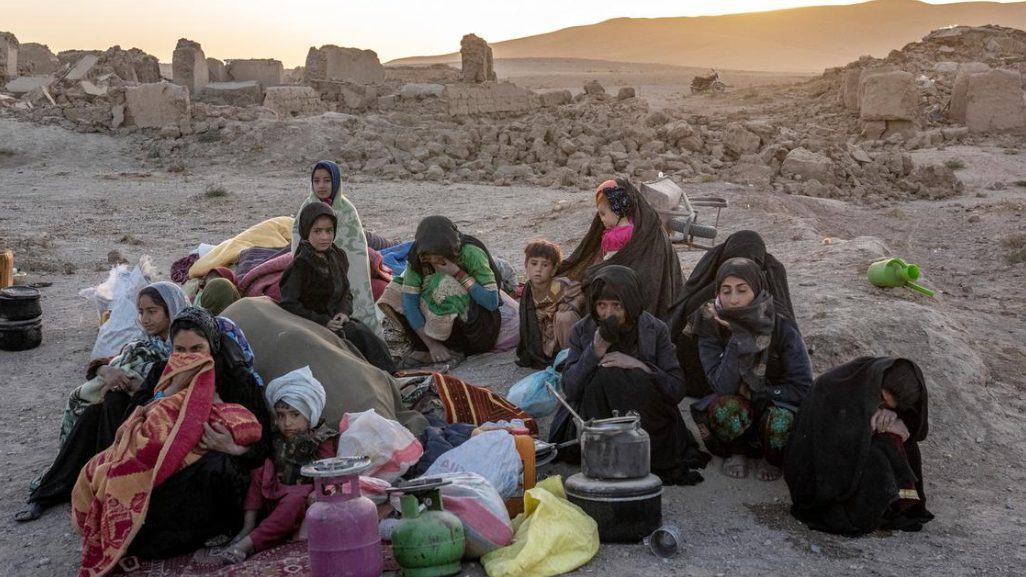 شکایت زلزله‌زدگان هرات از عدم دسترسی به خدمات مخابراتی
