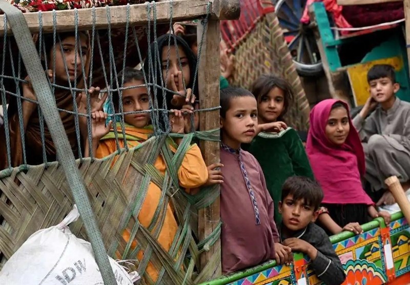 ادامه اخراج گسترده پناهجویان از پاکستان؛ بیش از ۵۰ هزار خانوار از گذرگاه «تورخم» وارد افغانستان شدند
