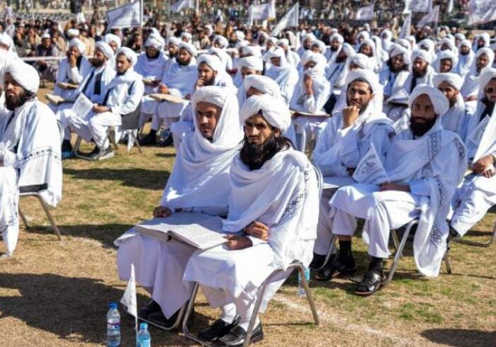 طالبان به فارغان مدارس جهادی سند ماستری می‌دهند