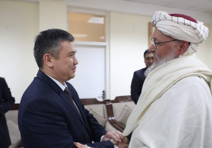 معاون اداری گروه طالبان با هیات تجارتی قرغیزستان دیدار کرد