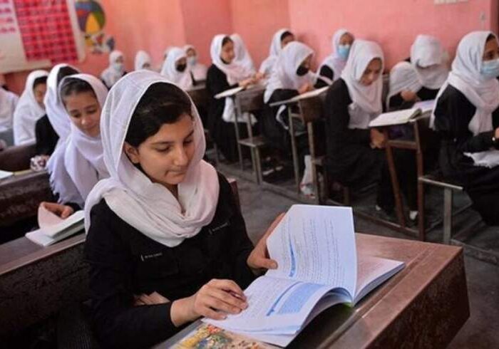 امیری: ۲٫۳ میلیون زن و دختر در افغانستان از رفتن به مکتب محروم اند