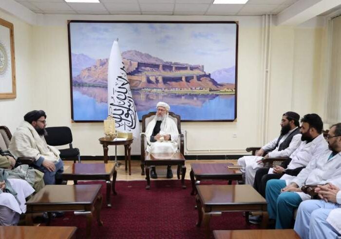 دیدار معاون اداری طالبان با متخصصین شفاخانه‌ی استخبارات این گروه
