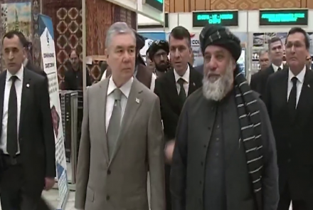 بازدید رهبر ملی ترکمنستان از نمایش‌گاه محصولات افغانستان در عشق آباد