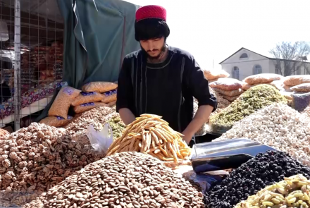 بازار لباس و میوه خشک در آستانه عیدفطر رونق یافته است