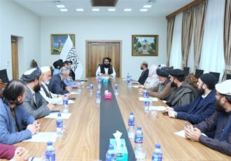 دیدار وزیرخارجه طالبان با تعداد از شخصیت‌های علمی و فرهنگی افغانستان مقیم خارج