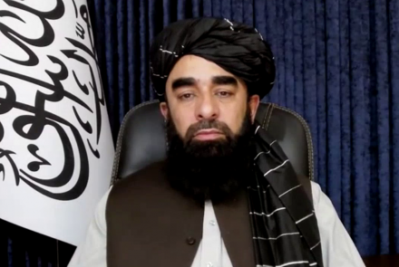 مجاهد: فعلاپرچم سفید برای افغانستان کافی‌ است