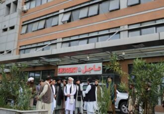 عبدالسلام حنفی معاون اداری گروه طالبان از شفاخانه‌ی جمهوریت بازدید کرد