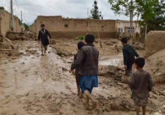 کمک۲۰ میلیون افغانی بنیاد عزیزی برای سیل‌زدگان غور