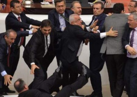 درگیری نمایندگان ترکیه در صحن علنی پارلمان