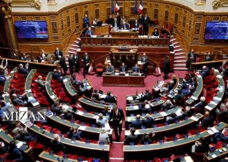 پارلمان فرانسه با دادن رأی عدم اعتماد، نخست‌وزیر این کشور را برکنار کرد