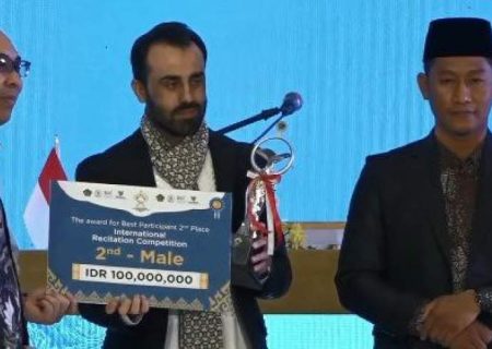 هاشمی قاری افغانستانی درمسابقات بین‌المللی قرآن در اندونیزیا مقام دوم را کسب کرد